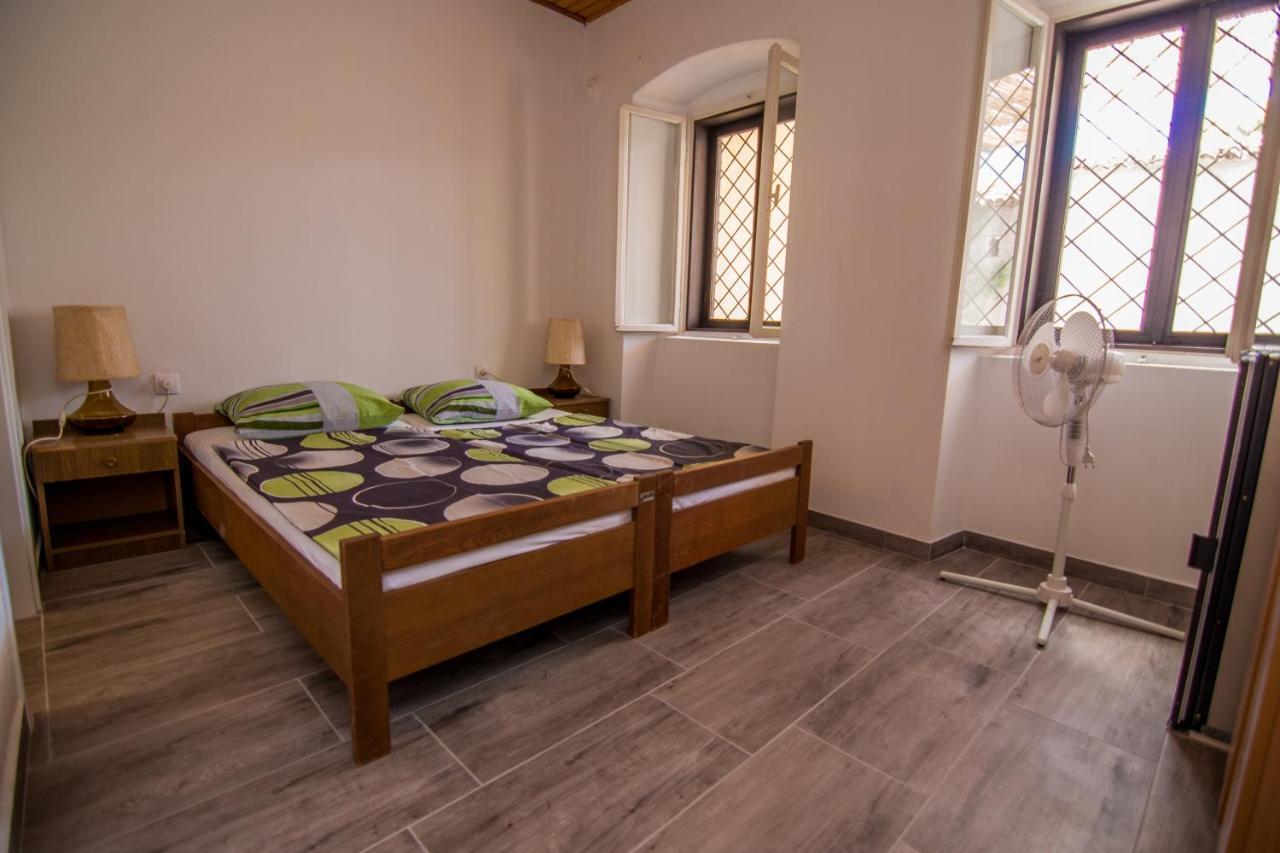 Hostel Flora Mali Losinj Ngoại thất bức ảnh