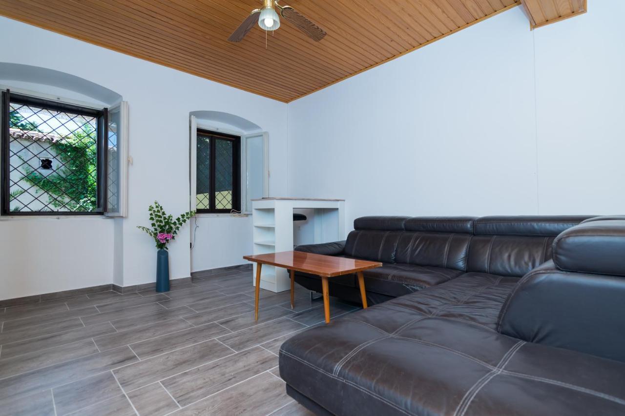 Hostel Flora Mali Losinj Ngoại thất bức ảnh
